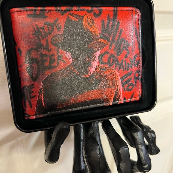 🖤🩸NWT- BUCKLE-DOWN Canvas Bi-Fold Wallet - Freddy Pose2 + Hand Scratching🩸🖤 - Picture 10 of 10